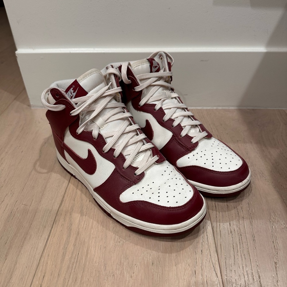 Nike Women’s Dunk Maroon size 7